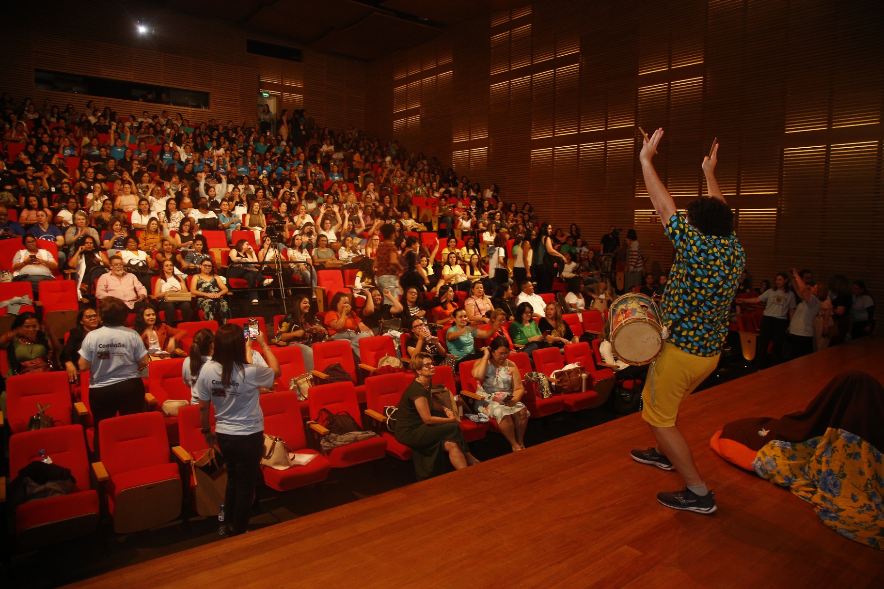 Flávio Aoun em palestra para teatro lotado