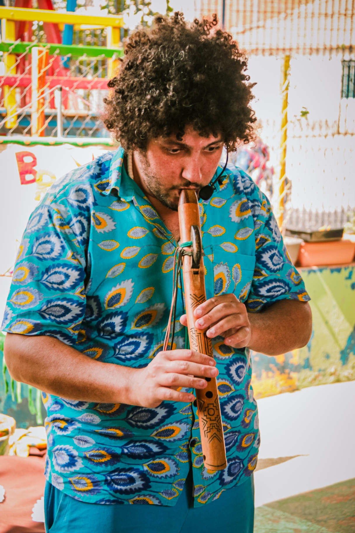 Flávio Aoun tocando flauta indígena